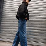 Femme portant des sneakers vert et jaune