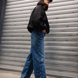 Femme portant des sneakers vert et jaune