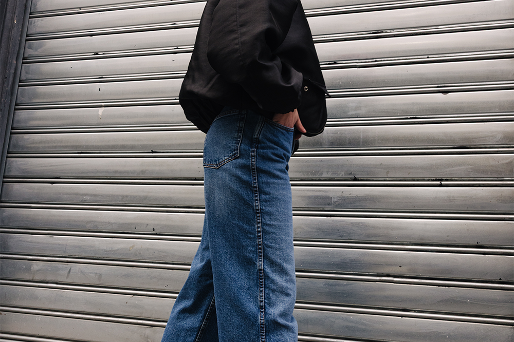 Femme portant des sneakers vert et jaune