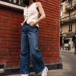 Femme portant des sneakers vert et jaune