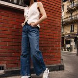 Femme portant des sneakers vert et jaune