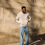 Homme portant des sneakers vert et jaune