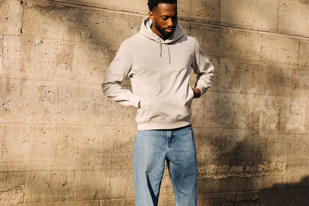 Homme portant des sneakers vert et jaune